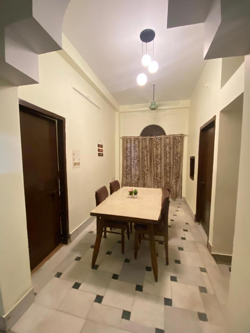 The Parijaat House Apartamento Varanasi Exterior foto